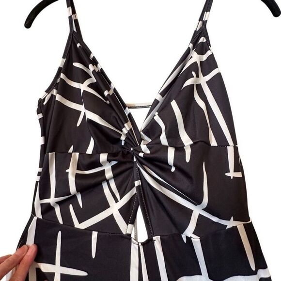 Soho Chic Geometric Sleeveless Keyhole Cutout One Piece Black White Jumpsuit Sma - Picture 6 of 7